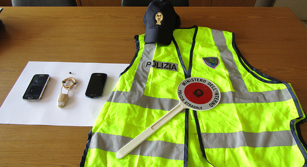 All’esame per il conseguimento della Patente di guida con microcamera e ricetrasmittente. Denunciato