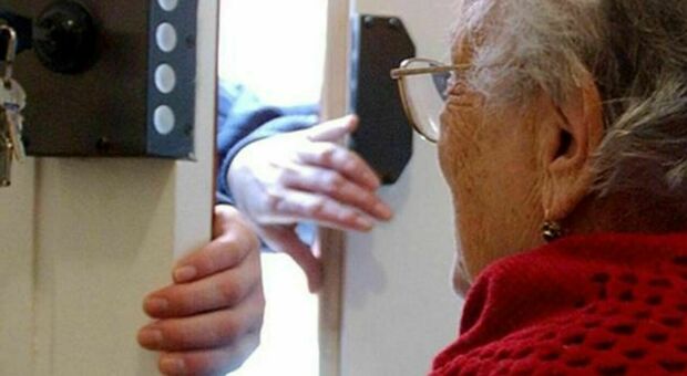 Nonnina di 91 anni sventa truffa telefonica: finge di abboccare e fa arrestare una donna
