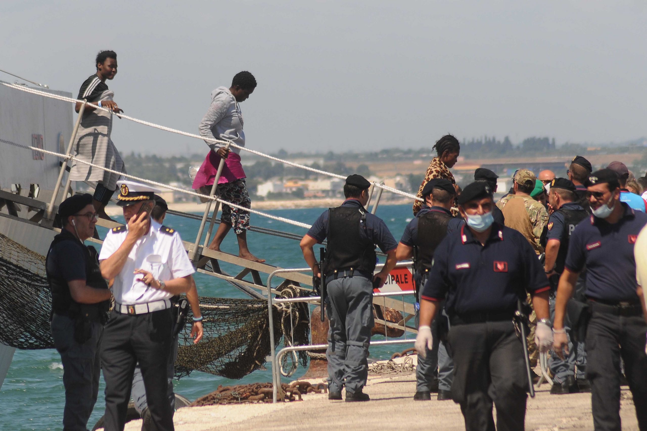 Sicilia, barca con 46 migranti affonda a Lampedusa, tutti salvi