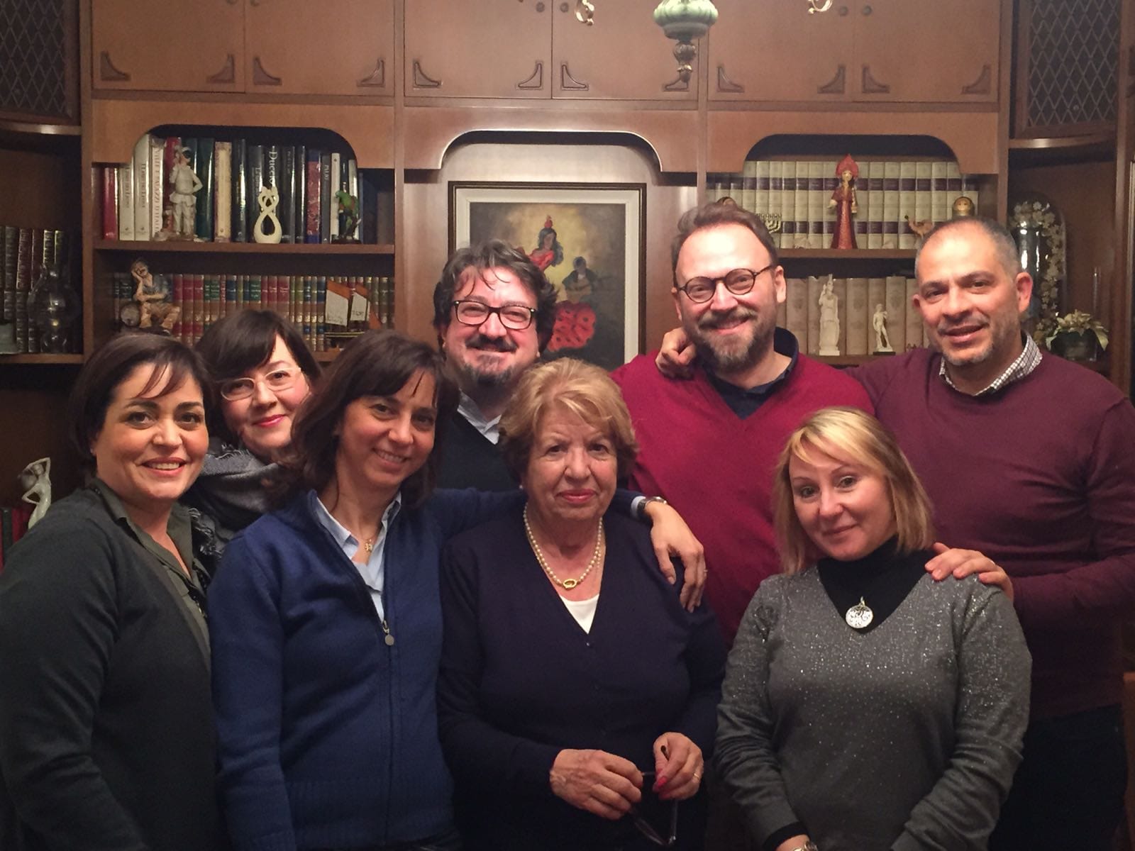 Caltanissetta, l’addio degli ex studenti della V^E alla compianta prof Lo Porto: “God Save the Queen”