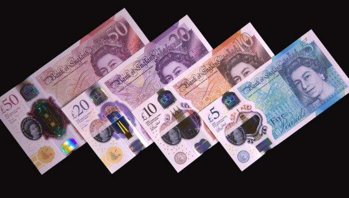Nel Regno Unito c’è solo un mese per spendere le vecchie banconote di carta di 20 e 50 sterline, poi si passerà al contante in plastica
