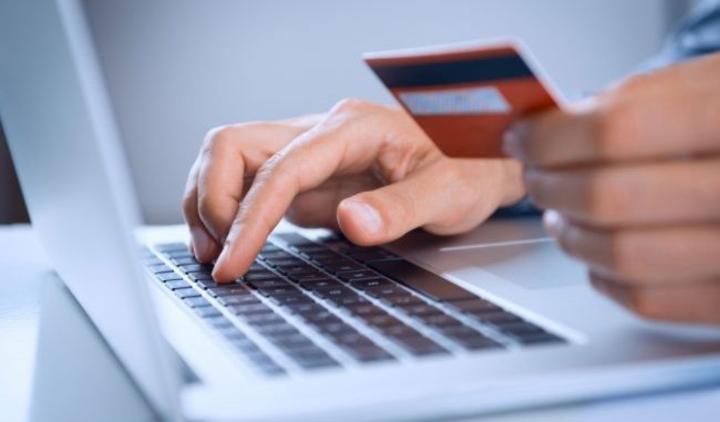 Polizia di Stato e Airbnb. I consigli per evitare le truffe online: testimonial Marco Camisani Calzolari per prenotare le vacanze in sicurezza