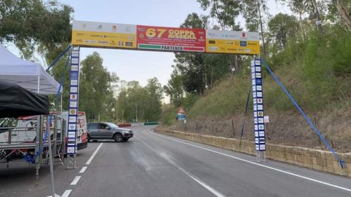 Caltanissetta, Coppa Nissena: auto va a fuoco durante la gara. Il pilota è uscito illeso