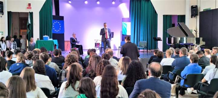 Caltanissetta, inaugurato l’anno scolastico. Istituzioni agli studenti: “coltivate gentilezza e rispetto”