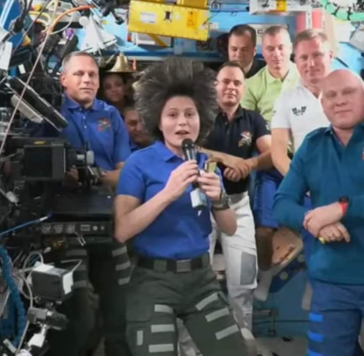 Samantha Cristoforetti attaccata dagli haters per i suoi capelli