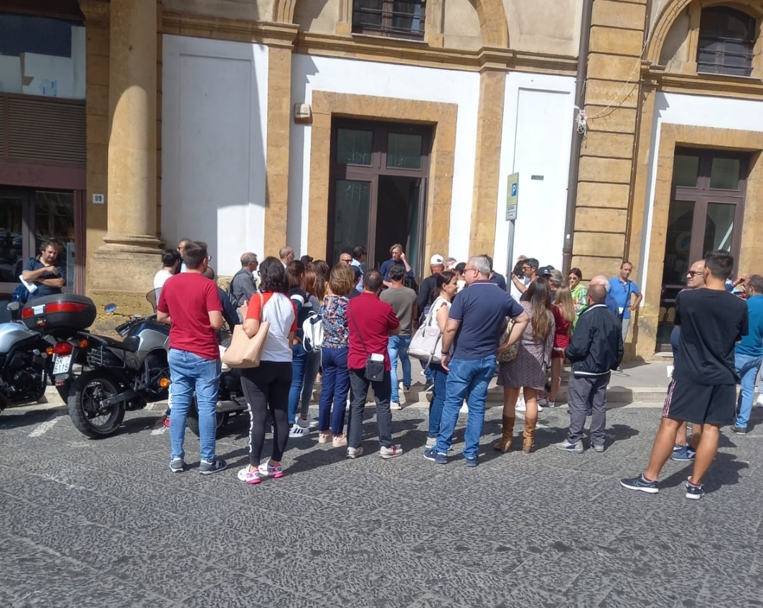 Elezioni a Caltanissetta, calca per ritirare schede e documenti. Rilasciate 800 tessere elettorali e 100 carte d’identità