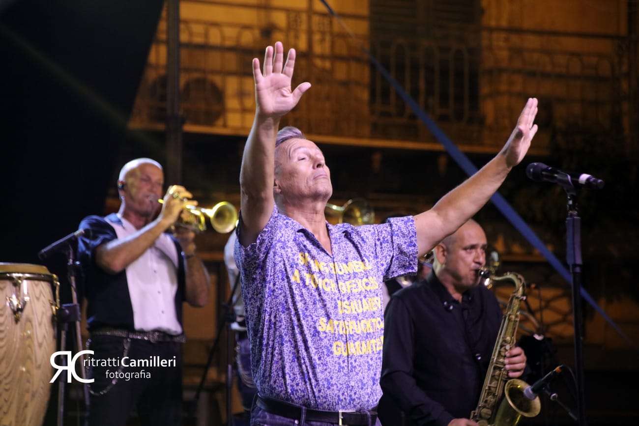Caltanissetta, un successo la prima serata del M’arricrio Music Fest: Paolo Belli diverte i nisseni