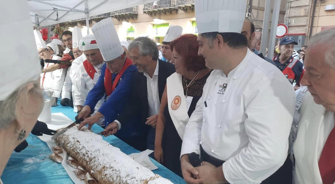 Caltanissetta da Record: il cannolo di 21,43 m è da Guinness Mondiale dei Primati