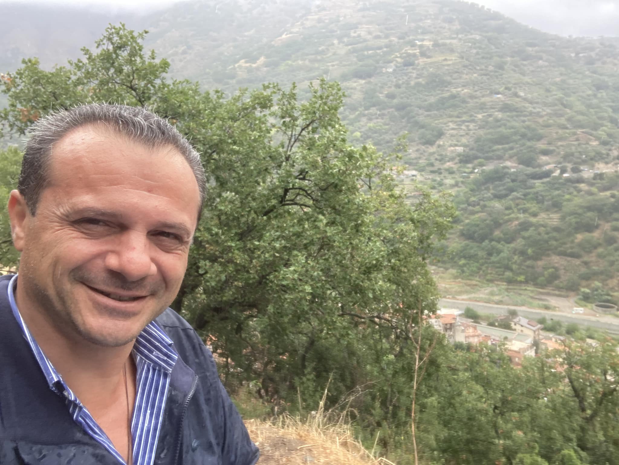 Regionali: De Luca nella sua Fiumedinisi attende lo spoglio e passeggia con le caprette