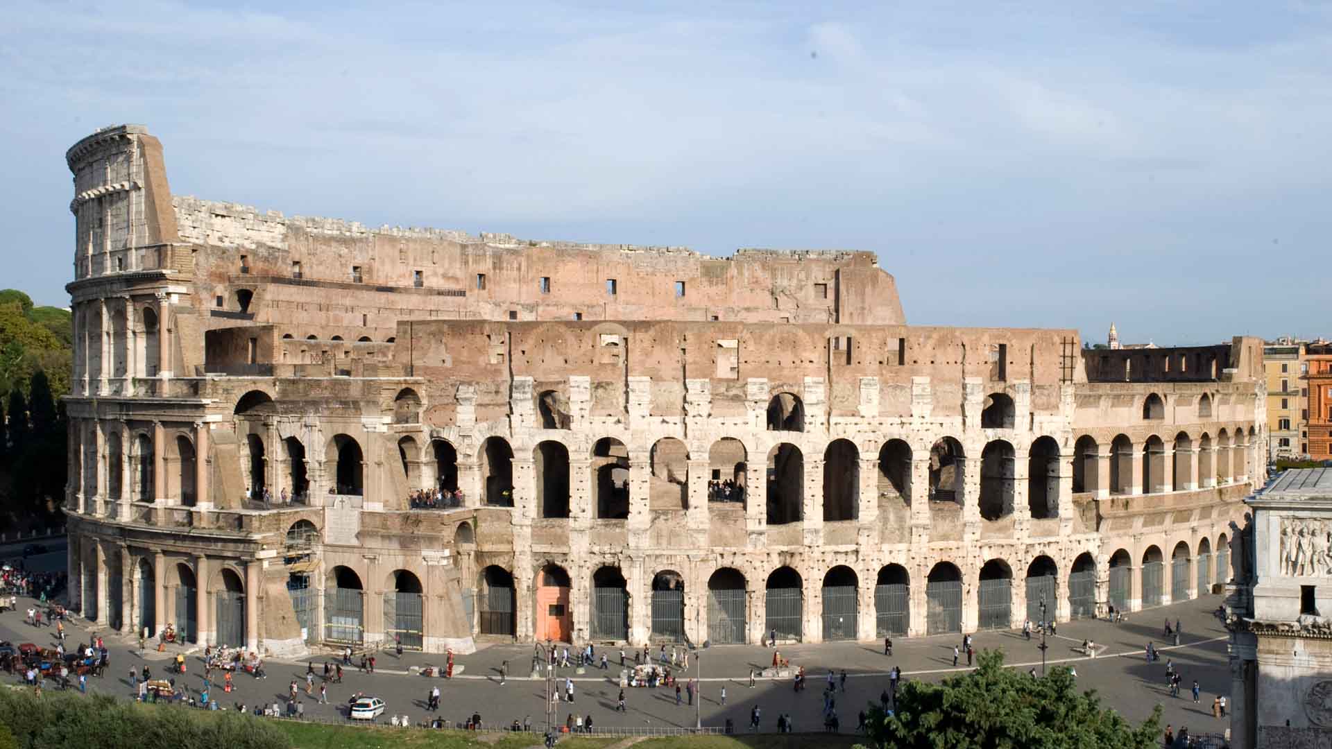 Turista denunciato dai Carabinieri per aver fatto volare un drone sul Colosseo