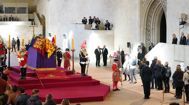 Regno Unito: chiusa la camera ardente della regina Elisabetta, alle 12 i funerali