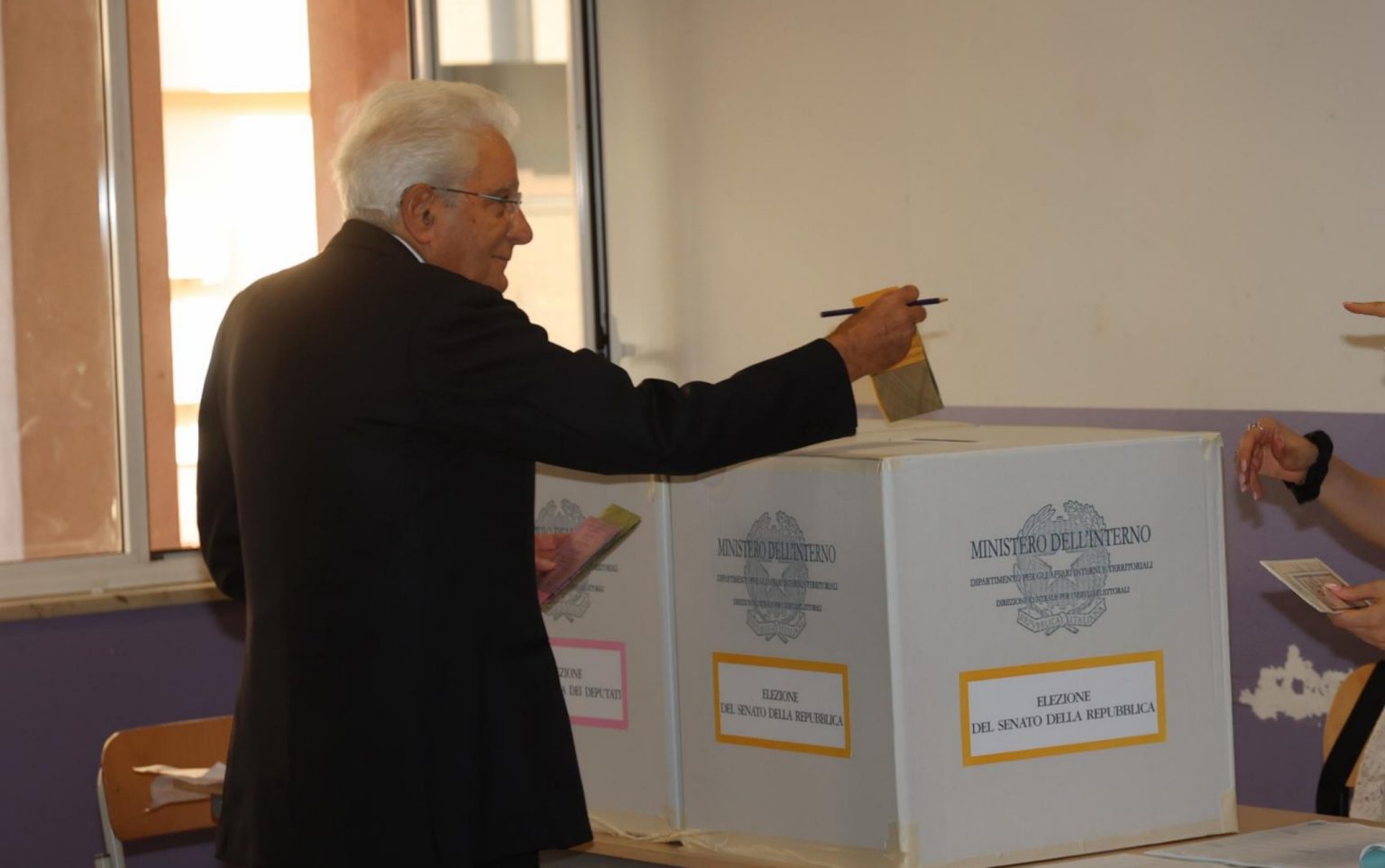 Elezioni 2022. Accolto con gli applausi il  presidente della Repubblica Sergio Mattarella che ha votato a Palermo.