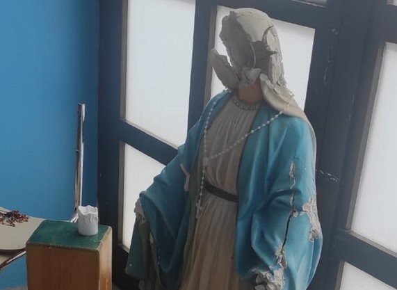 Sicilia. Muore anziano in Ospedale e alcuni parenti sfogano la rabbia su una statua della Madonna e alcune porte