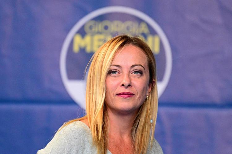 Senato, studente in tribuna fa il gesto della pistola contro Meloni: scoppia il caso