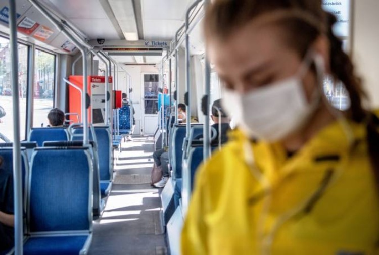 Covid. Dal 1 ottobre potrebbe cessare l’obbligo di indossare la mascherina su bus, treno, metro e negli ospedali, ambulatori medici e Rsa