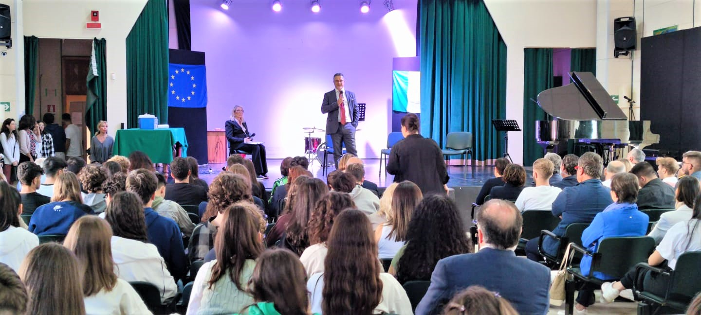 Caltanissetta. Intervento del questore Emanuele Ricifari al Liceo Classico “R. Settimo” per inaugurazione nuovo anno scolastico