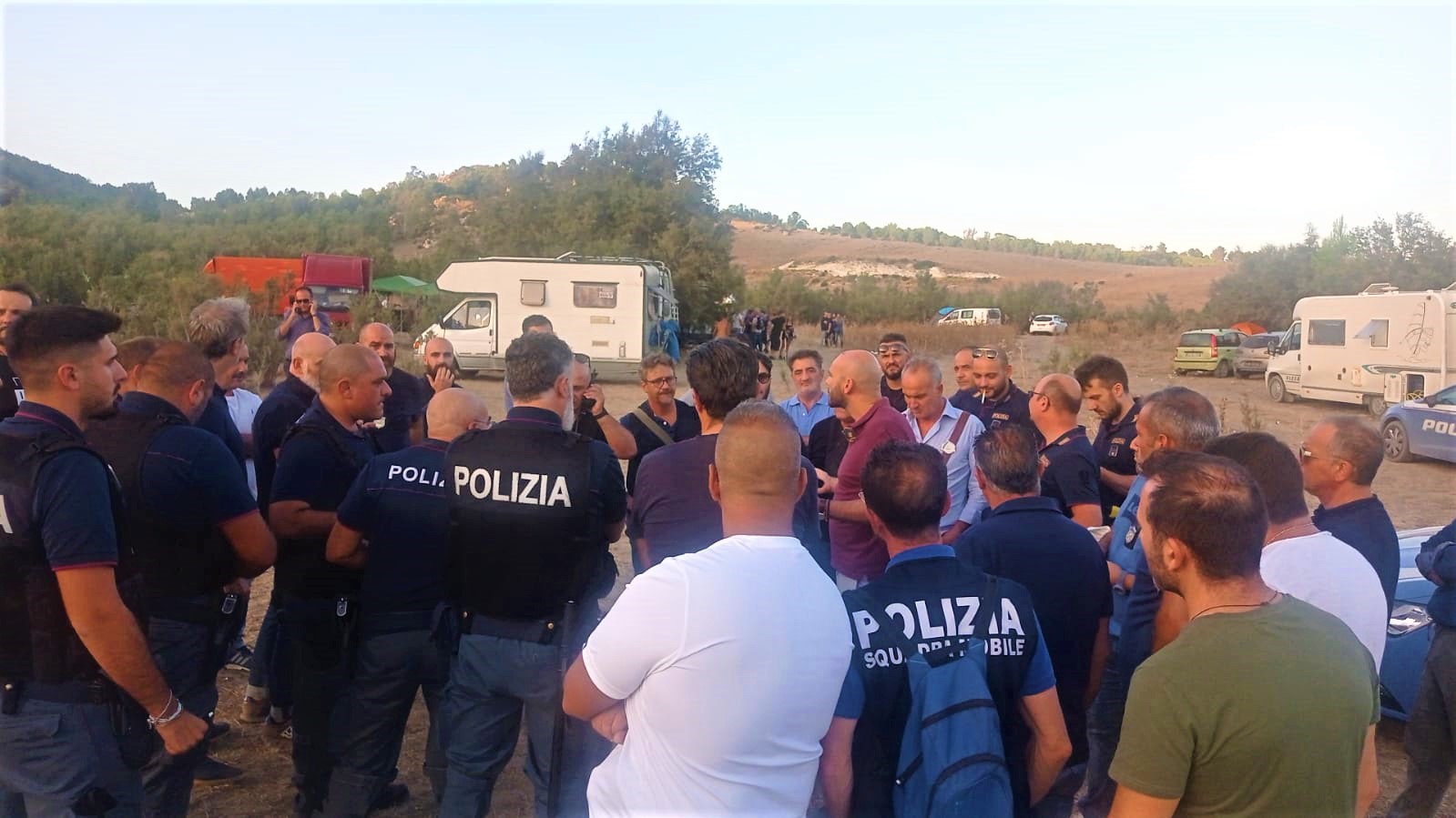 Intercettato e sgomberato dalla Polizia di Stato rave party nelle campagne del Nisseno con 70 partecipanti