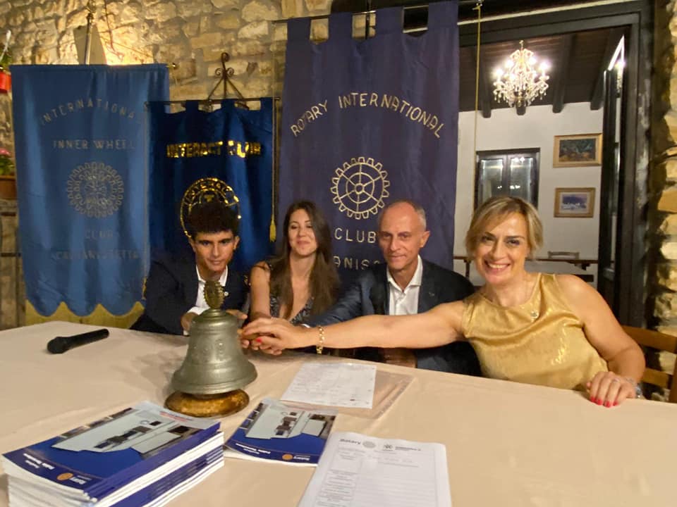 Al Rotary Club Caltanissetta consegna degli attestati di merito al past president dell’ Interact e del Rotaract e al past president Francesco Daina per l’anno 2021/2022