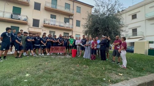 San Cataldo. “No al Femminicidio”: ricordata da amministrazione comunale e Sancataldese Alessandra Matteuzzi davanti alla panchina rossa dedicata a Ivana Intilla