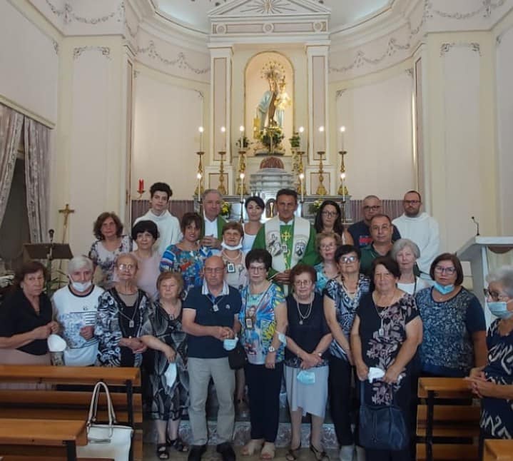 San Cataldo. Prima messa del nuovo arciprete nella chiesa i Sant’Antonio al Carmelo. Donata dai fedeli stola con i segni della Madonna