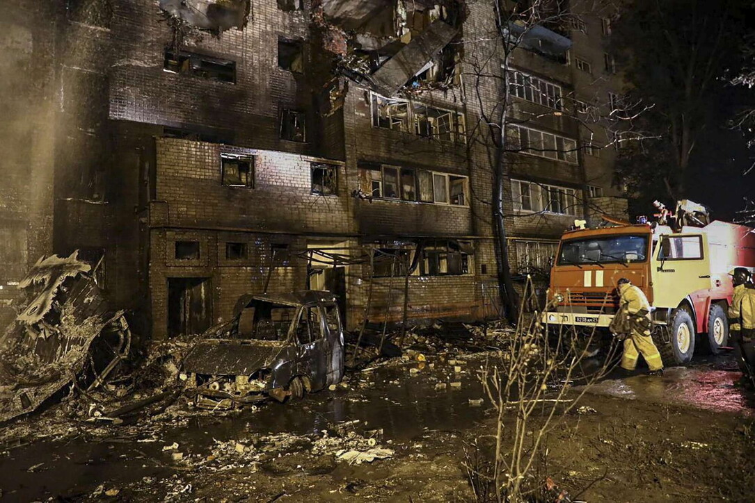 Russia, aereo militare si schianta contro un condominio: 13 morti