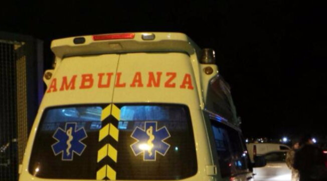 Operatore sanitario si reca in discoteca con l’ambulanza e senza patente: denunciato dalla Polizia