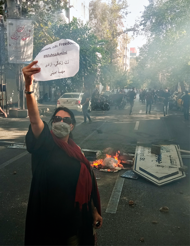 Iran, molestie della polizia sulle donne senza velo. La rabbia viaggia anche sui social
