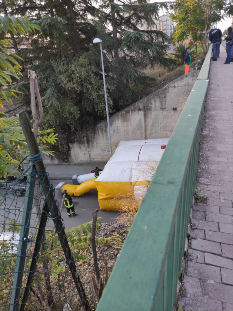 Caltanissetta, minaccia di gettarsi da ponte