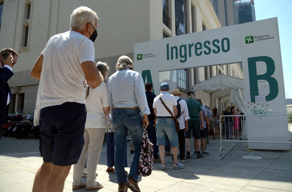 Covid, in Italia 58.885 nuovi casi e 60 morti, sale positività