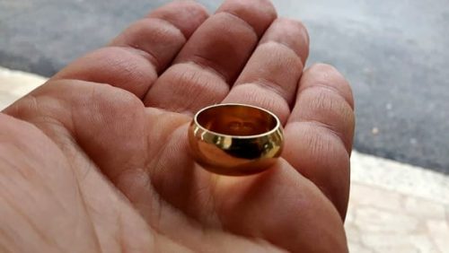 Facevano cadere a terra anelli in finto oro e truffavano le vittime. Due arresti dei Carabinieri