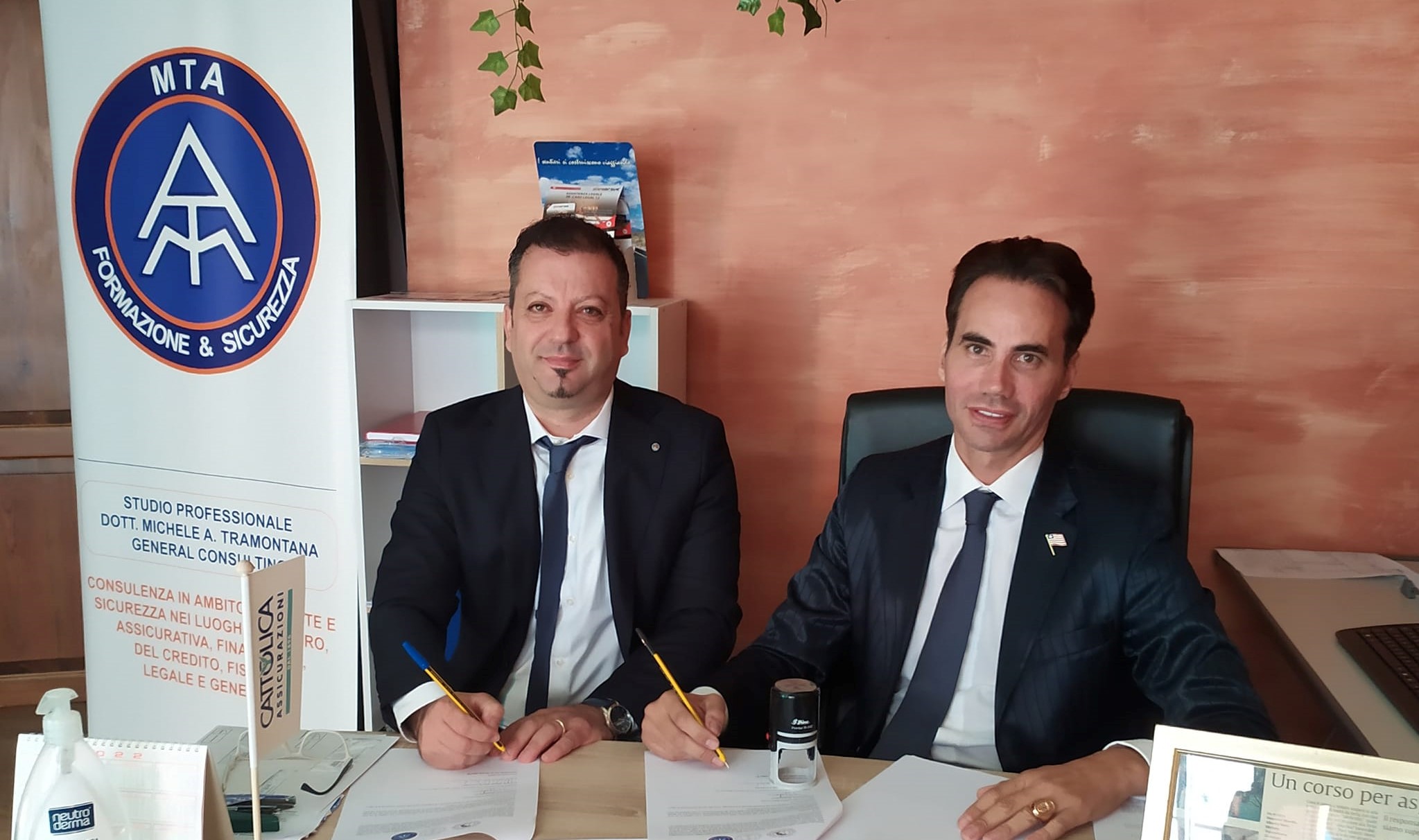 L’ambasciatore generale della Liberia in visita a Santa Caterina stipula convenzione universitaria e incontra sindaco