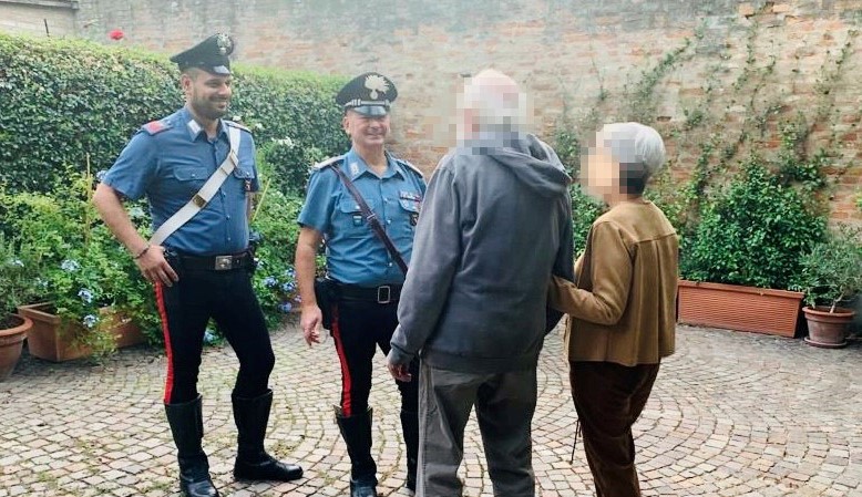 In pigiama per strada di notte. Anziano salvato dai Carabinieri