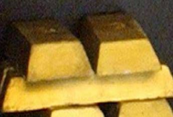 Butta 20 lingotti d’oro del valore di 120 mila euro nel cassonetto dei rifiuti: il lieto fine