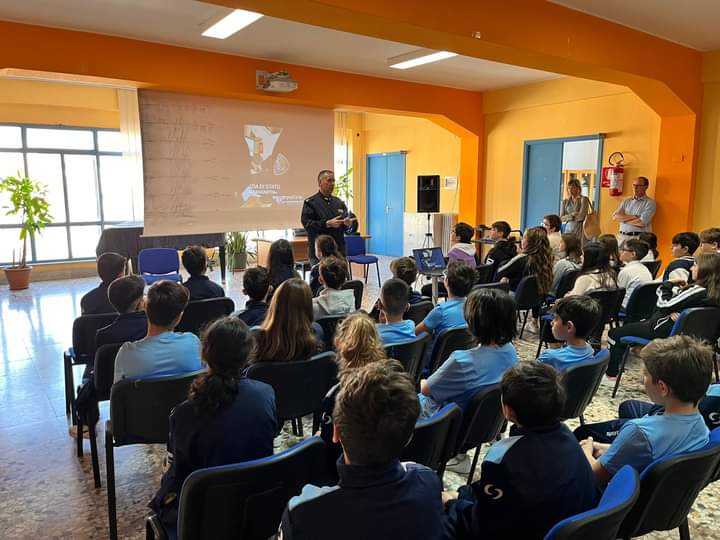 Caltanissetta, Questura incontra gli studenti della Don Milani: “Attenti ai rischi del cyberbullismo”