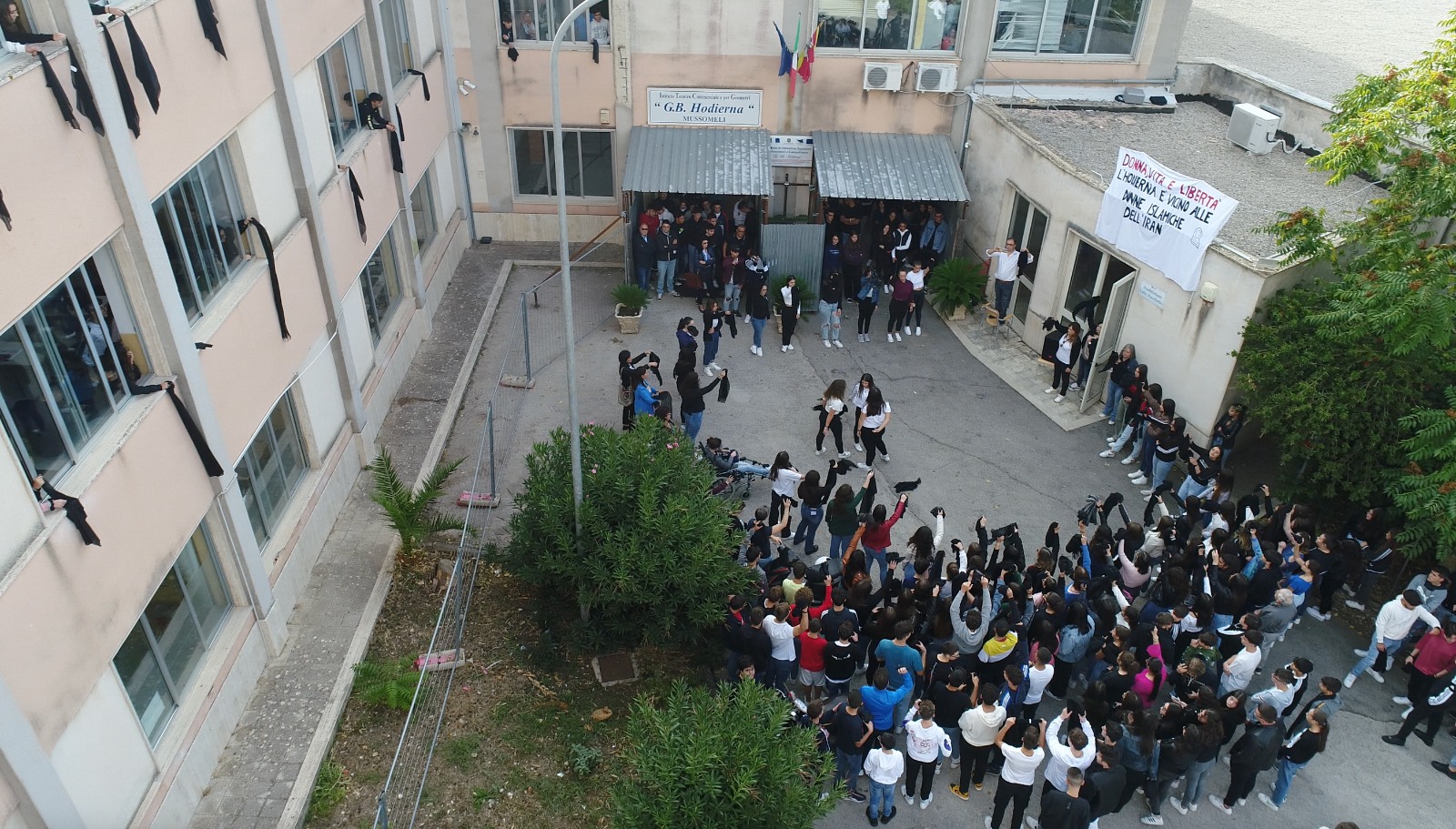 “G.B. Hodierna Mussomeli”: Flashmob di solidarietà per sostenere le donne iraniane.
