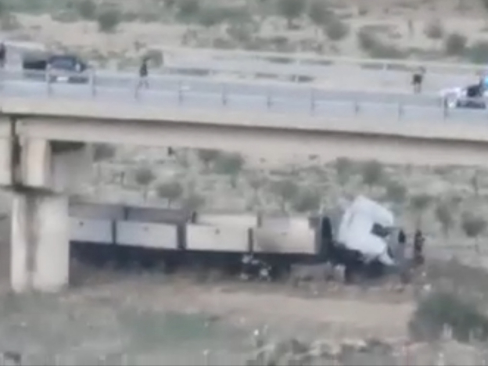 Video. Tir giù dal ponte a Capodarso, dopo l’autista muore anche la donna trasportata al Sant’Elia