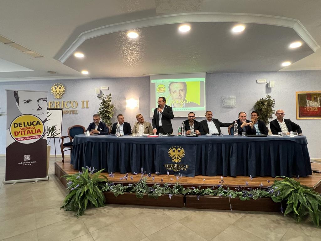 Convention ad Enna di Cateno De Luca con 400 candidati alle ultime elezioni: “L’obiettivo è la liberazione della Sicilia”