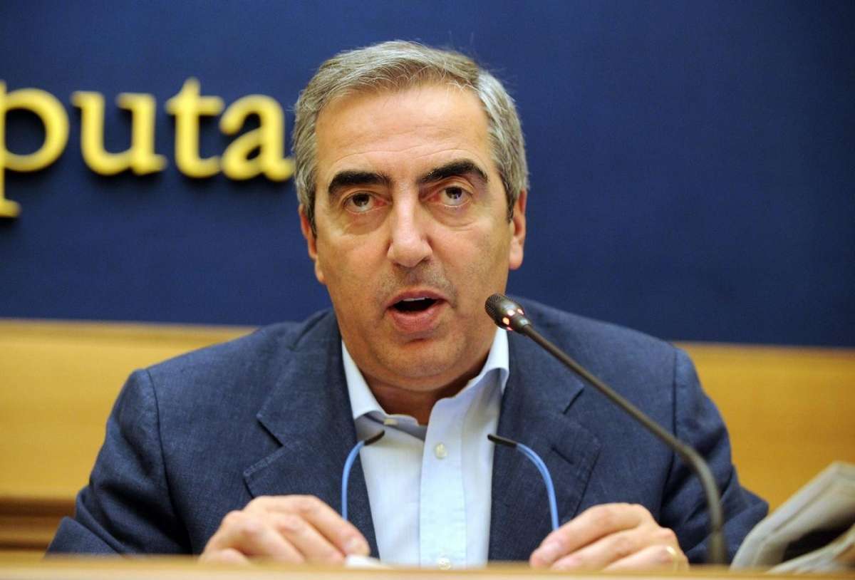 Aborto, da Gasparri ddl per riconoscere i diritti del concepito: è polemica