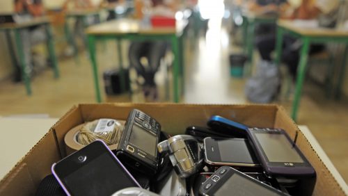 Italia, il preside vieta il cellulare in classe: studenti in rivolta spalleggiati dai genitori