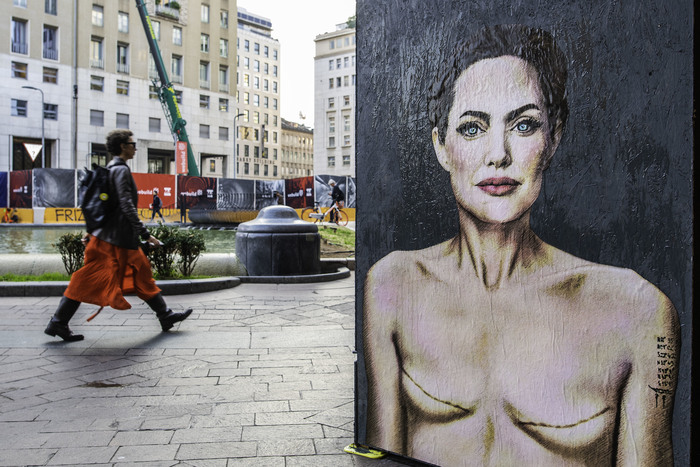Italia, un murales con Angelina Jolie, eccezionale testimonial della prevenzione al seno