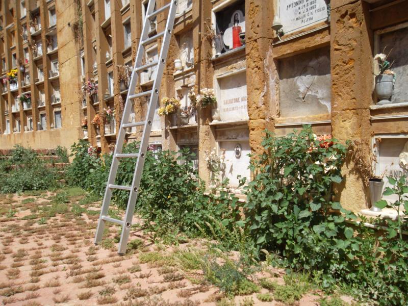 San Cataldo. Cittadina lamenta mancanza di scale nel cimitero; il sindaco: “Ha ragione; chiesta dal Comune la sistemazione delle scale”