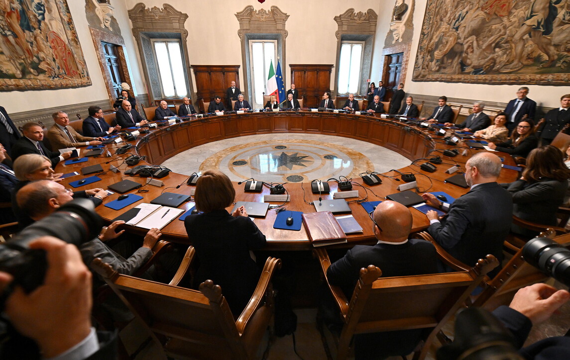 Governo, Meloni ai ministri: “E ora unita’ e lealtà”. Poi su fb: “Abbiamo scritto la storia, ora futuro Italia”
