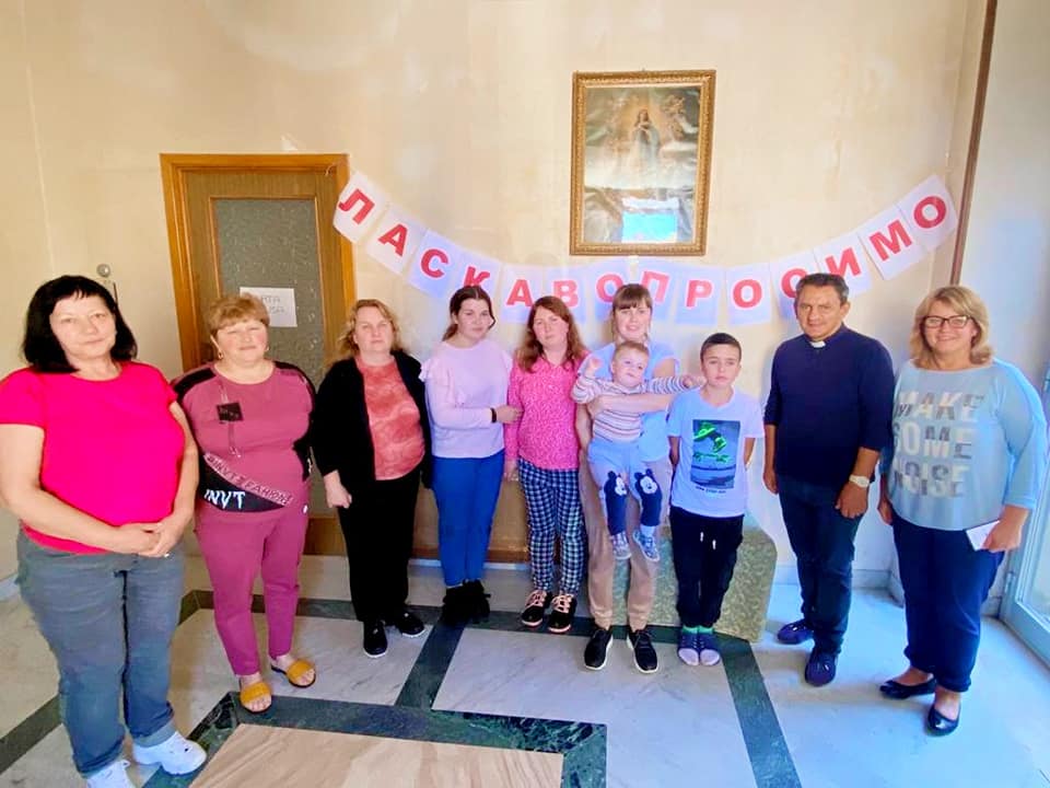 San Cataldo. Gruppo di donne ucraine accolto in Chiesa Madre