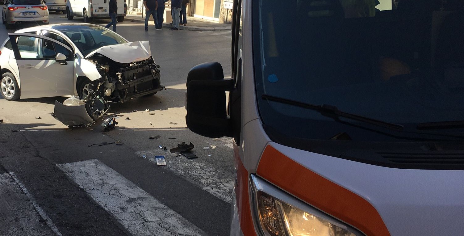 Mussomeli, incidente fra macchina e furgone  all’incrocio di Via Madonna di Fatima. L’intervento del 118