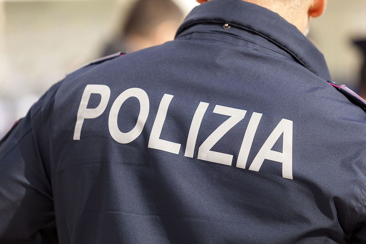 Gela, dallo scooter sparavano alle auto: due arresti per tentato omicidio con metodo mafioso e futili motivi