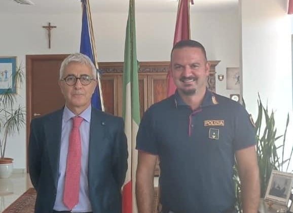 Poliziotto, rimasto ferito nove mesi fa, salva bimba che aveva accusato grave malore