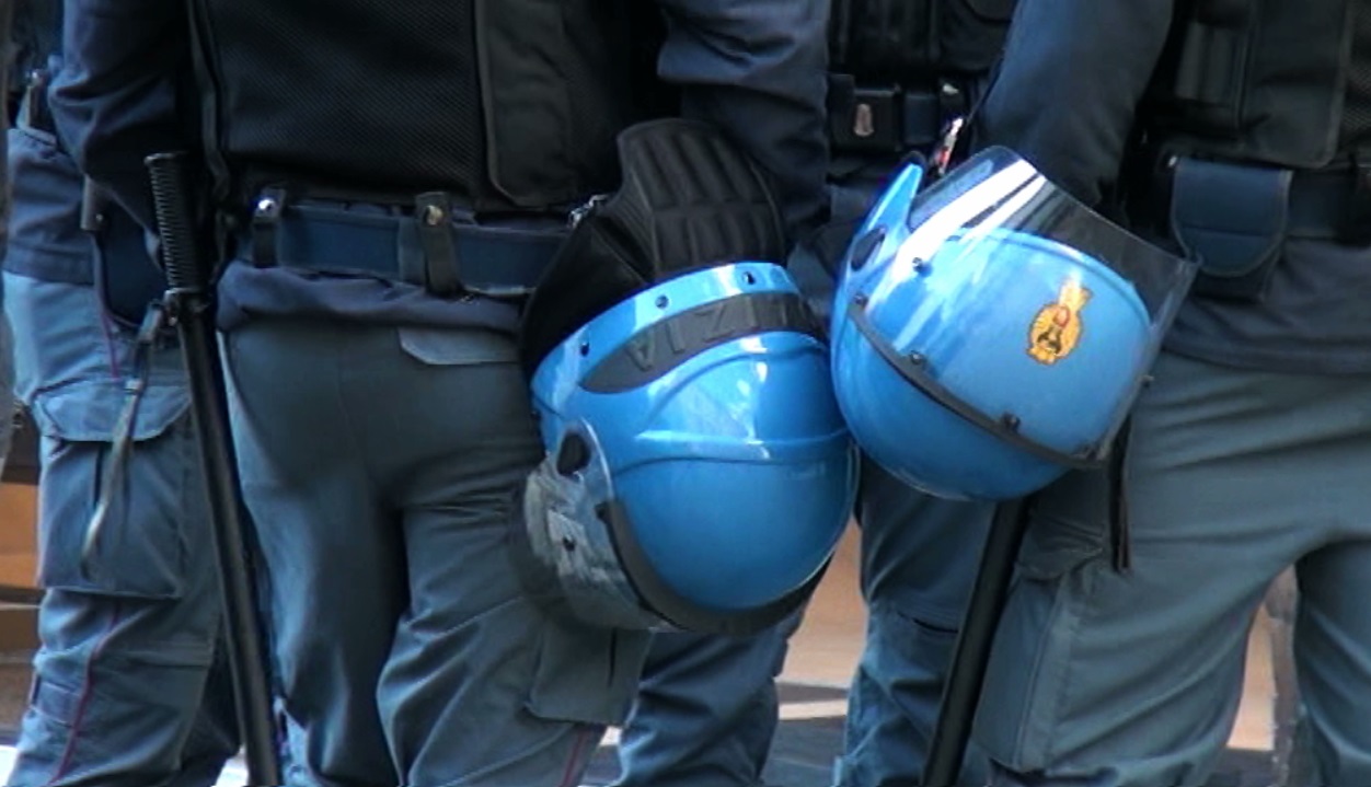 Caltanissetta, trentenne denunciato dalla Polizia: colpito da Daspo è stato trovato allo stadio tra gli spettatori