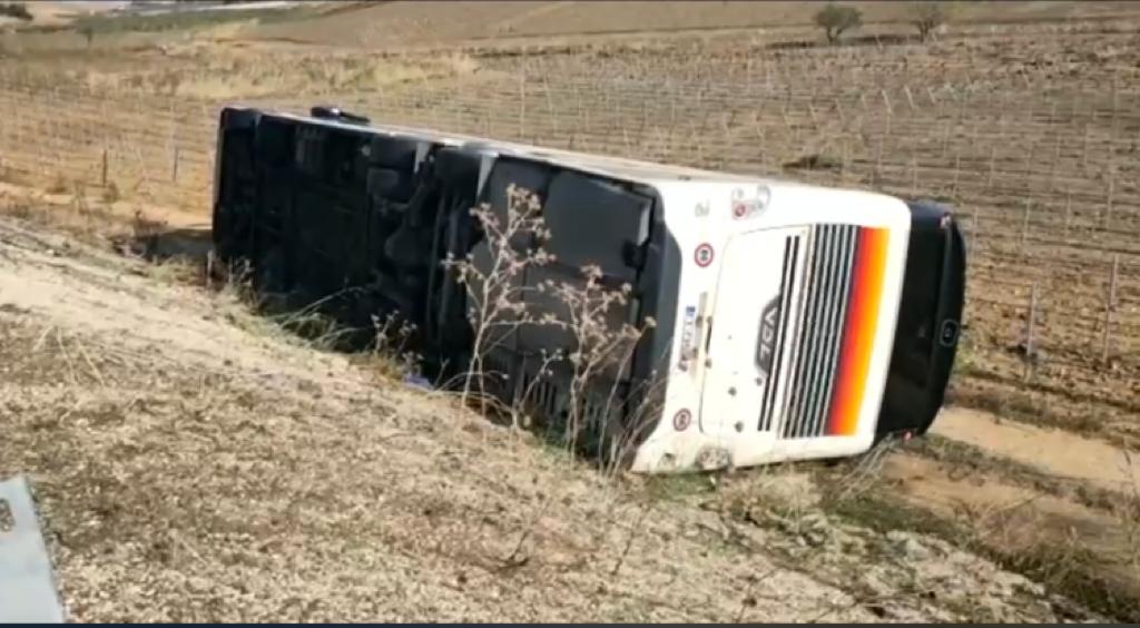 Maltempo e allagamenti: bus finisce fuoristrada nella statale 624. Soccorsi anche da Caltanissetta e Palermo
