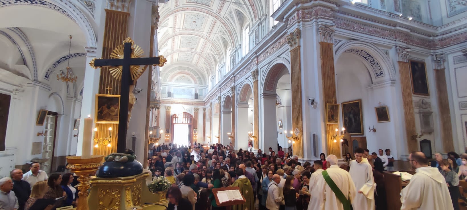 San Cataldo. In Chiesa Madre aperta la porta del reliquiario dei santi