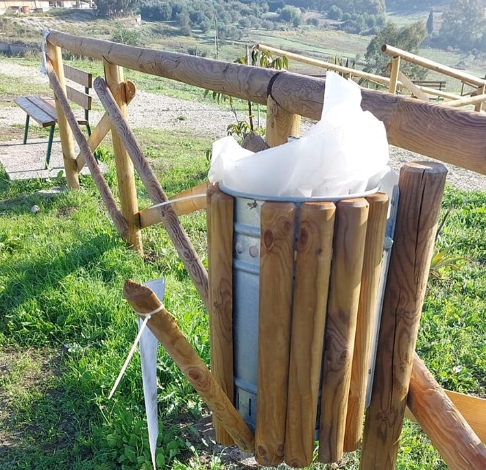 San Cataldo. Inciviltà nel Parco urbano Achille Carusi. Divelto un cestino e fatta rotolare una botte